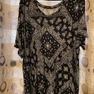 Maurice’s 24/7 line bandana print high/low top. 4x. New without tags.